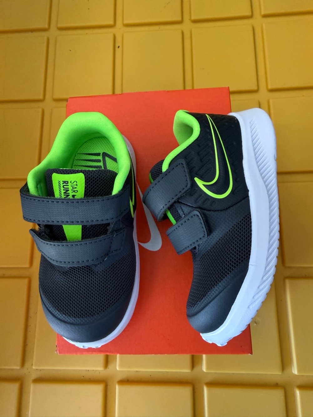 New boys girls Sz 6, 7Nike gray & Neon Green Hook-and-Loop Star Runner Shoes